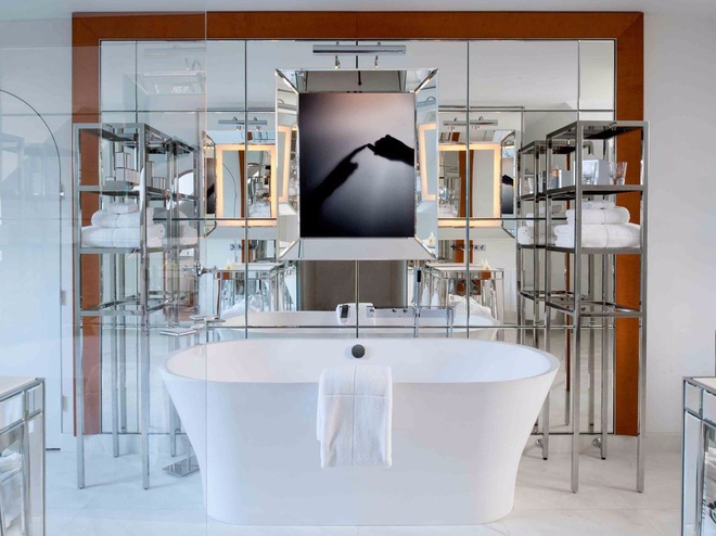 Phòng tắm trong khách sạn Le Royal Monceau Raffles