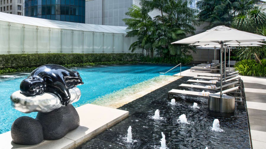 Bể bơi tại khách sạn St. Regis