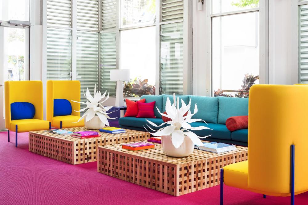  Bàn Acacia đặt thiết kế riêng làm bằng gỗ và ghế dài 14 foot màu vàng hiện đại mang lại không gian trẻ trung, năng động
