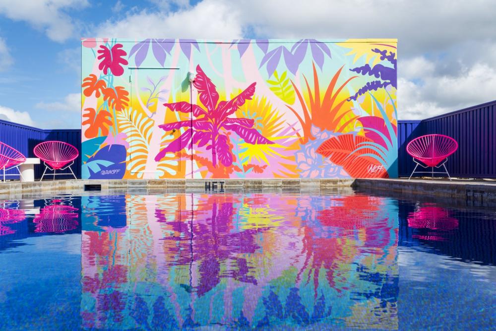 Hồ bơi trên mái nhà được làm sống động nhờ bức tranh tường được vẽ bởi một nghệ sĩ ở California, DJ Neff mang đến trải nghiệm đầy màu sắc với tầm nhìn bao quát toàn thành phố và bãi biển