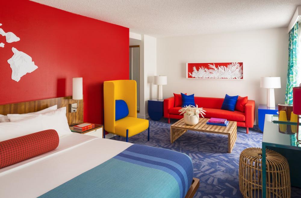 Với căn phòng này, chủ đạo là gam màu nóng - đỏ kết hợp với thảm xanh, ghế vàng