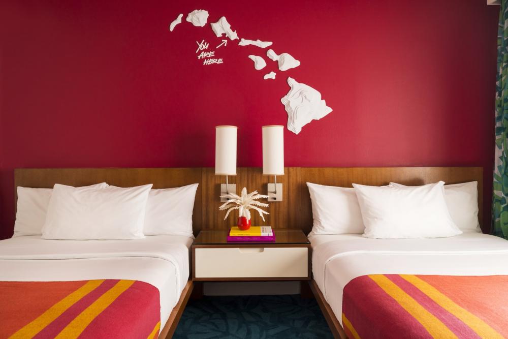 Phòng đôi với 2 giường cỡ Queen với màu ga trải “ăn khớp” với màu sơn tường