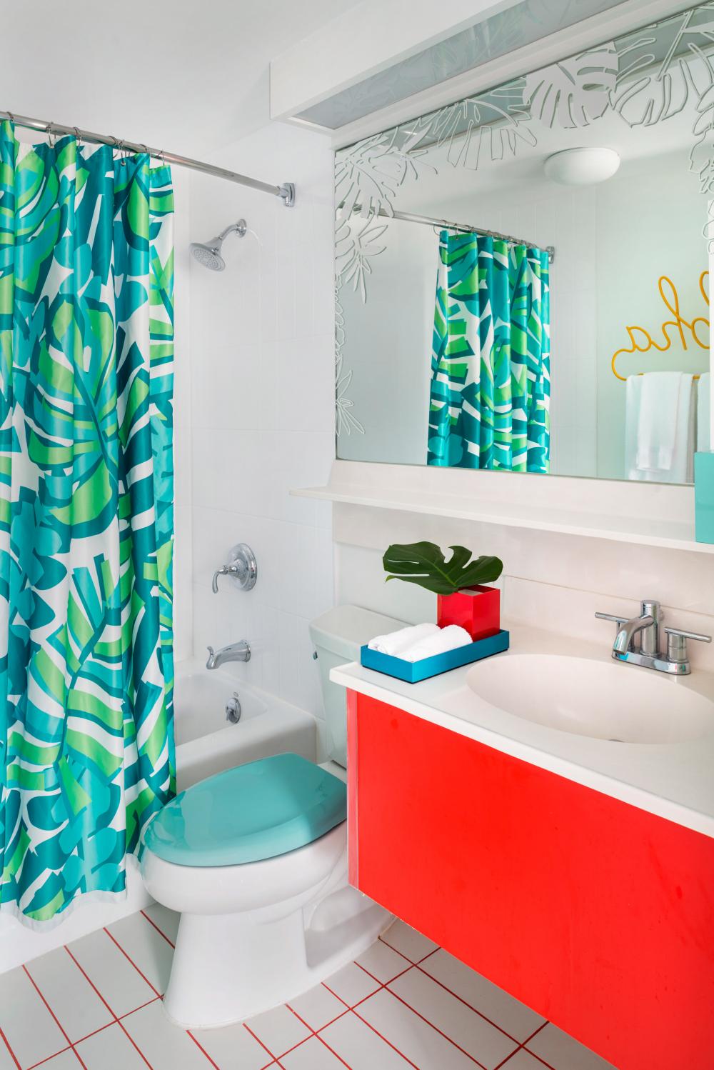 Phòng tắm có sử dụng rèm họa tiết hoa đúng chất Hawaii