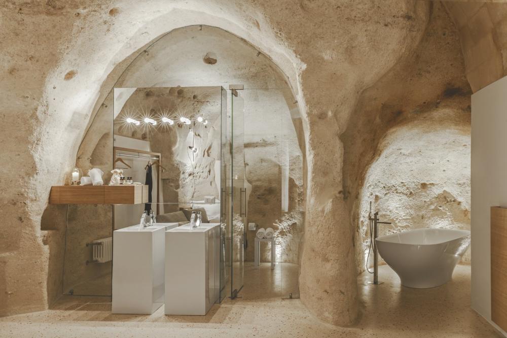 Phòng tắm được trang bị nội thất hiện đại với bồn tắm đặt tại góc riêng tư