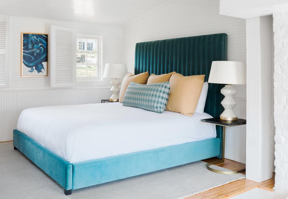 Ở một phòng ngủ khác, kiến trúc sư lại bố trí kiểu giường bọc vải nhung hiện đại hơn
