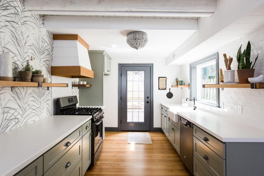 Phòng bếp được tân trang nội thất hiện đại, bề mặt tủ bếp làm bằng đá cẩm thạch dễ dàng vệ sinh, lau chùi