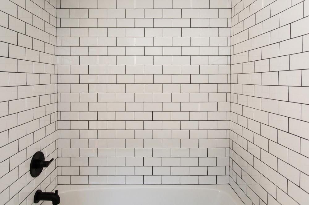 Tường phòng tắm lát gạch viền đen cá tính, hiện đại