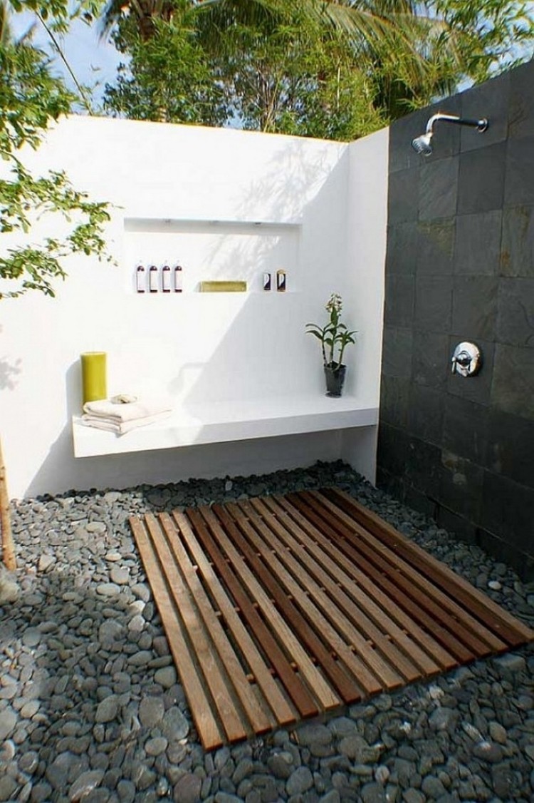 thiết kế phòng tắm ngoài trời đơn giản