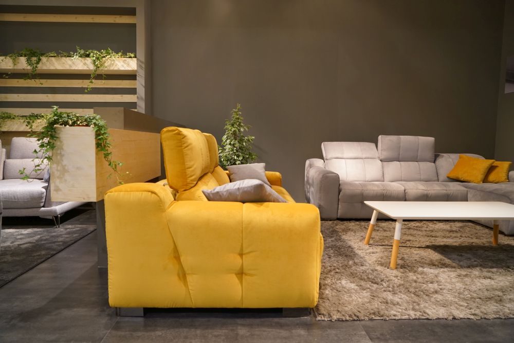 chiếc sofa vàng tươi trong phòng khách