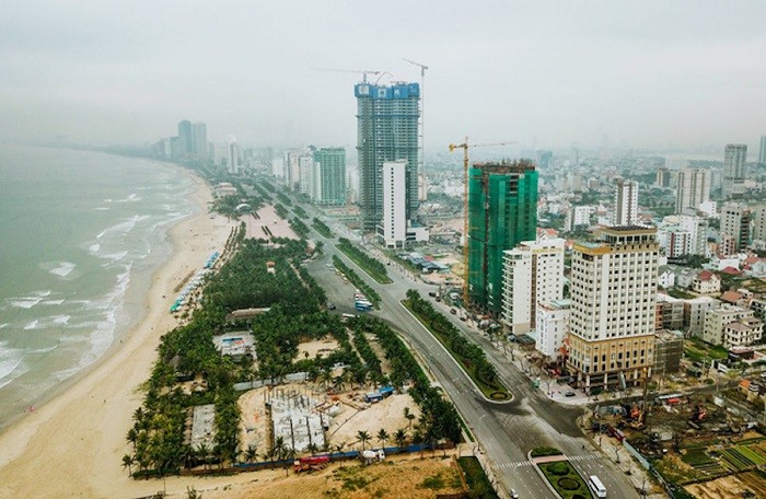 Thị trường condotel Đà Nẵng nằm dọc tuyến đường ven biển có nhiều tòa nhà đang xây dựng và nhiều nhà ở hiện hữu, nhiều cây xanh xung quanh