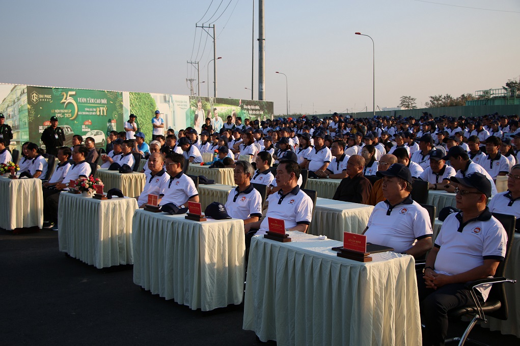 Nhiều người mặc áo đồng phục trắng ngồi tham dự sự kiện