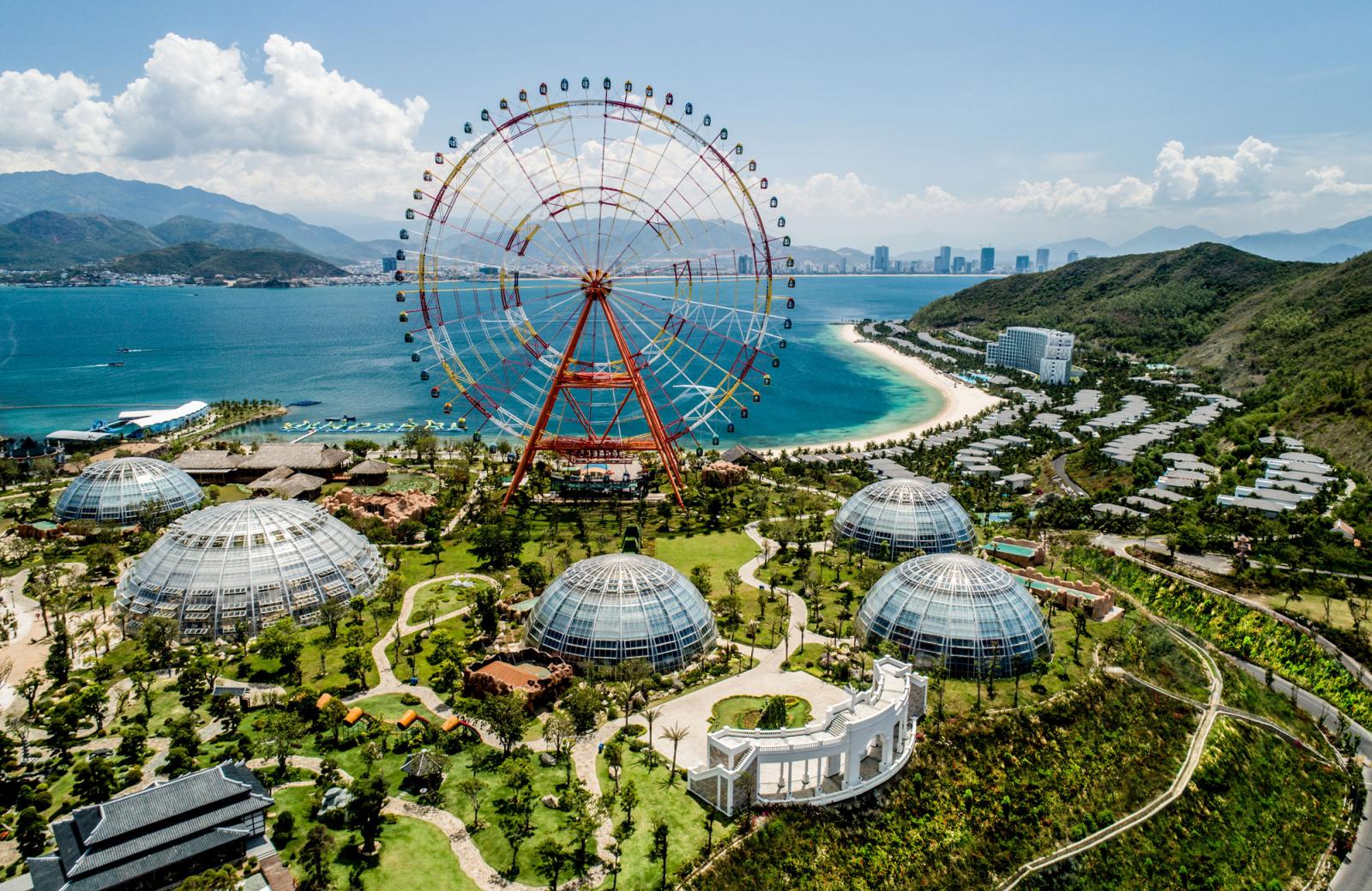 Một dự án nghỉ dưỡng ven biển với vòng đu quay trên không