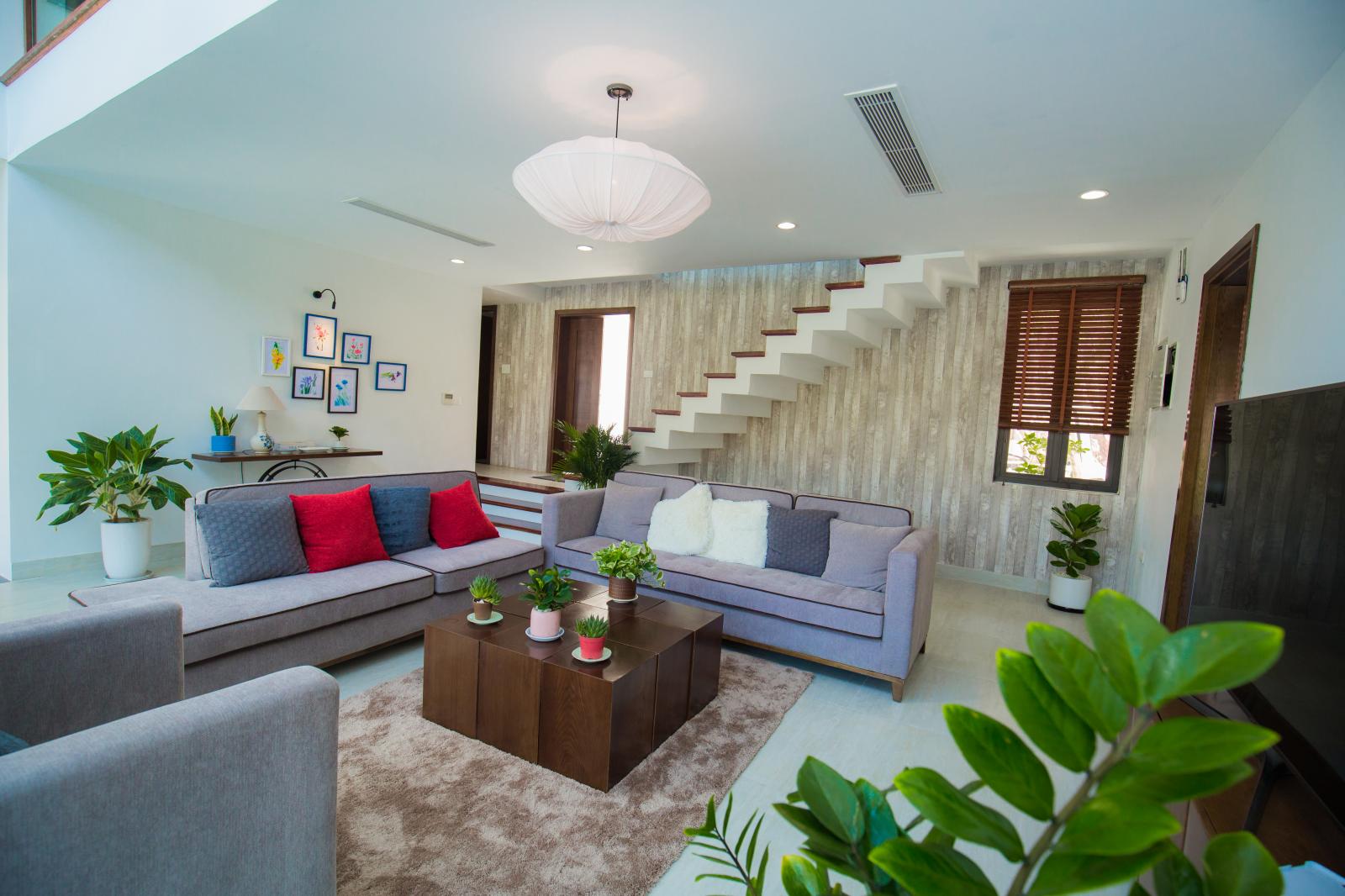 bất động sản nghỉ dưỡng sân golf với căn hộ có phòng khách rộng, bộ bàn ghế và cầu thang