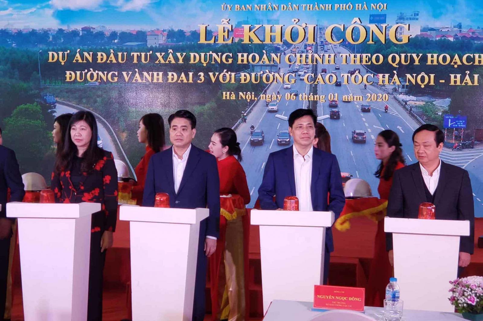 các đại biểu đứng tham gia lễ khởi công dự án đường nối vành đai 3 với cao tốc Hà Nội - Hải Phòng