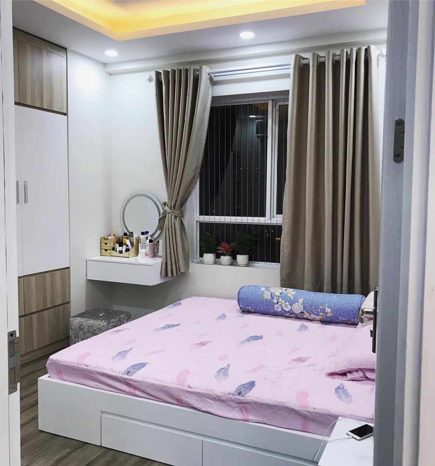 phòng ngủ bố mẹ với ga trải giường màu hồng