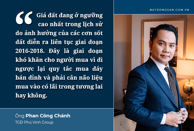 Ảnh nền màu xanh, một bên là những dòng chữ màu trắng, một bên là chân dung một người đàn ông mặc vest màu xanh.