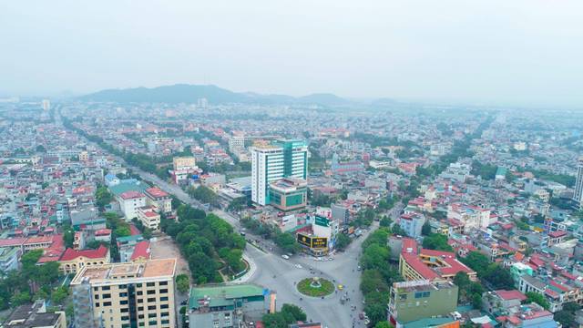 một góc TP. Thanh Hóa nhìn từ trên cao với nhiều nhà ở nằm hai bên trục đường lớn