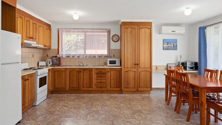 nội thất căn bếp với tủ gỗ, bàn ăn, tủ lạnh