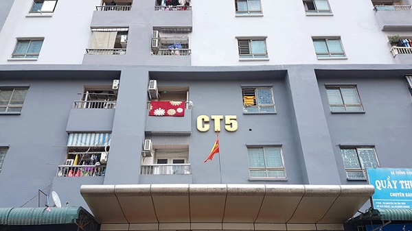 Cận cảnh mặt trước một tòa nhà chung cư tại Hà Nội.