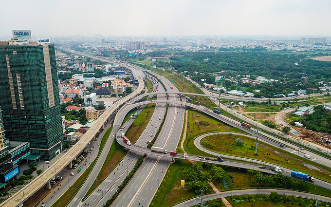 đường cao tốc có nhiều tòa nhà nằm xung quanh