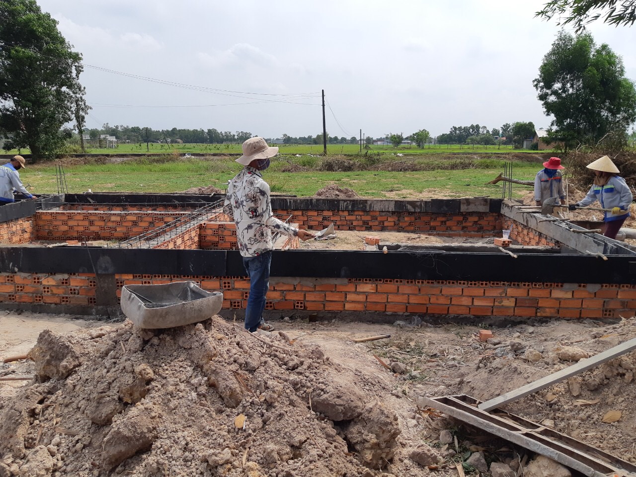 Công nhân xây dựng trong một dự án đất nền sau khi nới lỏng giãn cách xã hội vì Covi-19.