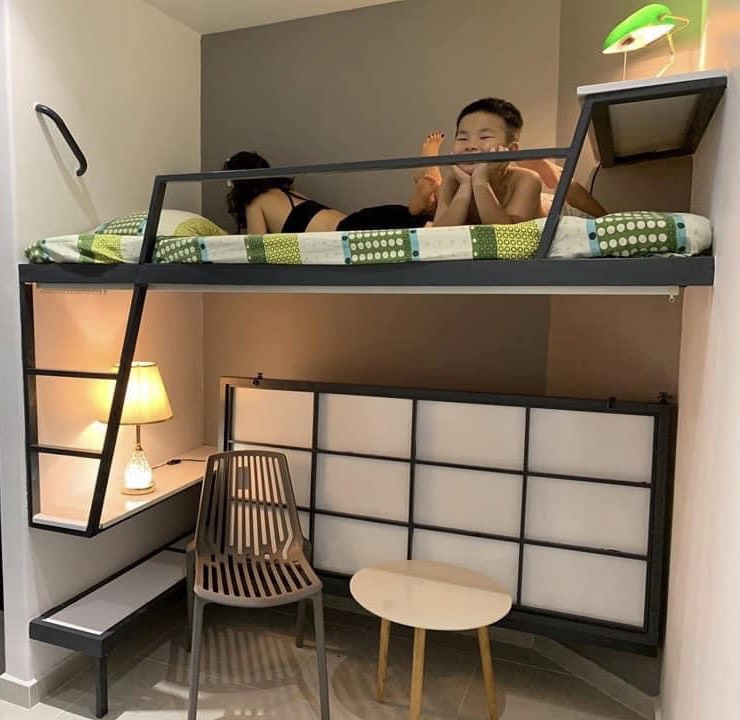 Phòng trọ nhỏ dùng giường tầng gấp gọn