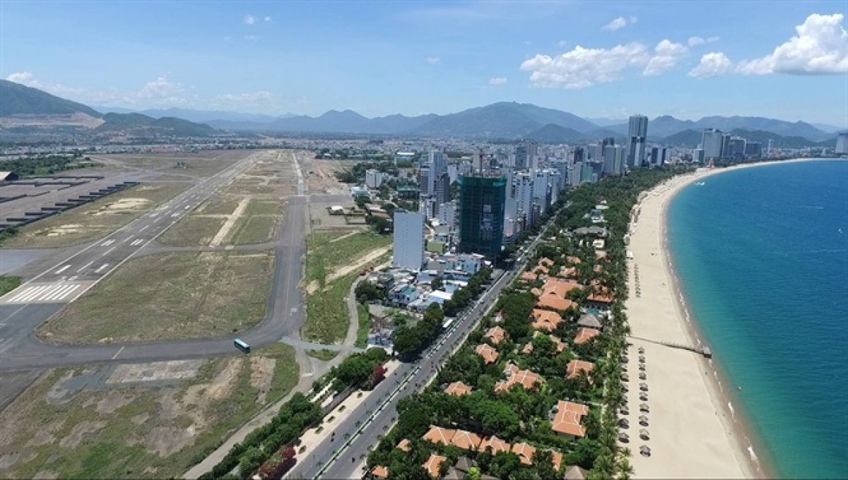 khu đất sân bay Nha Trang cũ nằm gần biển