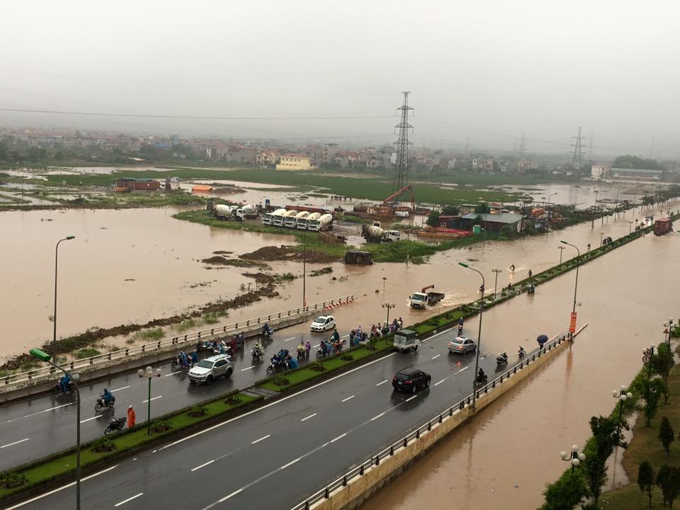 đường đi ngập nước khiến các phương tiện giao thông không thể di chuyển