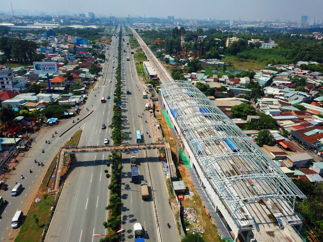 nhiều nhà ở nằm hai bên đường cao tốc