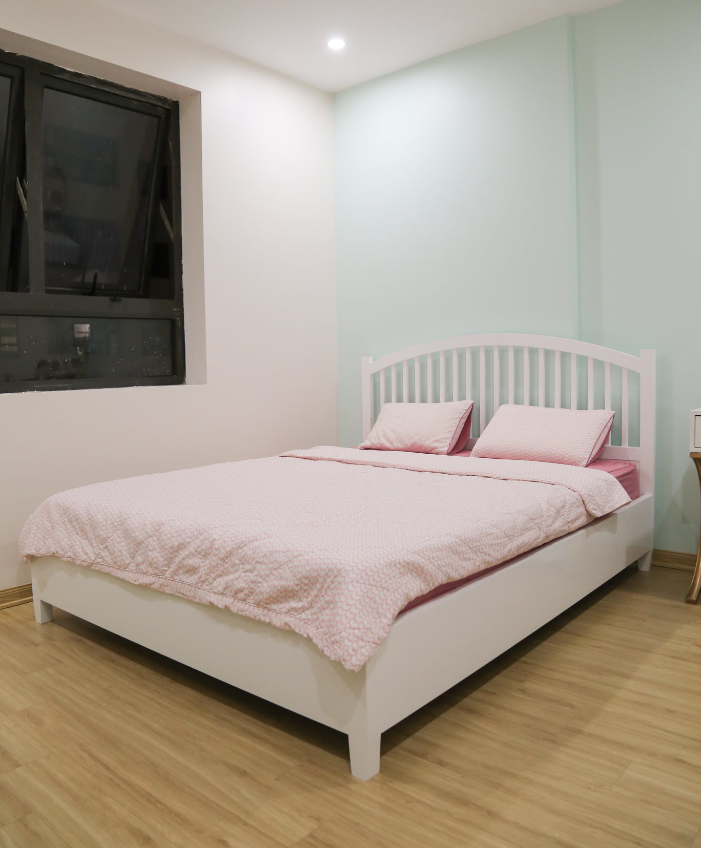 Chiếc giường màu trắng, thiết kế tối giản chi tiết để không rối mắt.