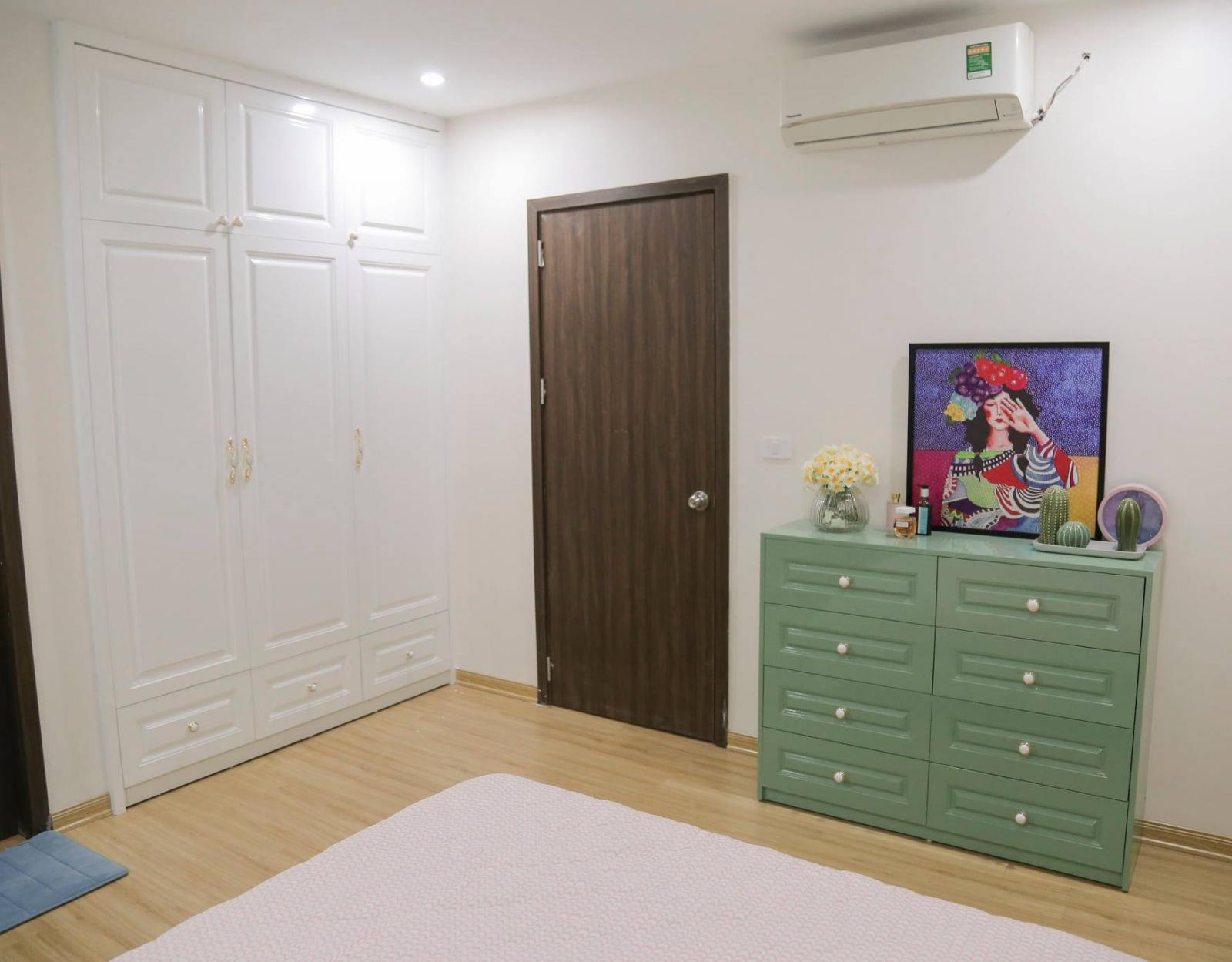 Không gian phòng ngủ có đồ nội thất cơ bản như giường, tủ quần áo.