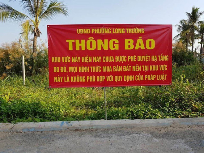 dòng chữ trên biển màu đỏ treo tại khu đất trống