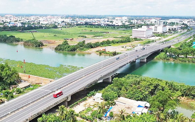 đường cao tốc bắc qua sông