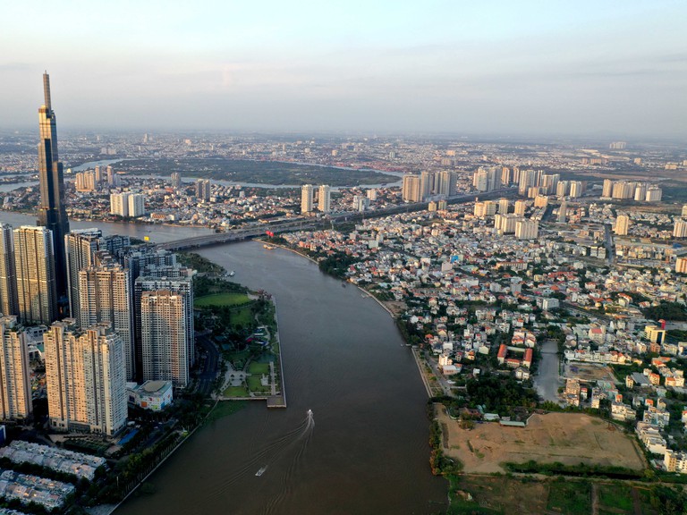 thành phố nhìn từ trên cao có nhiều tòa nhà cao tầng và sông