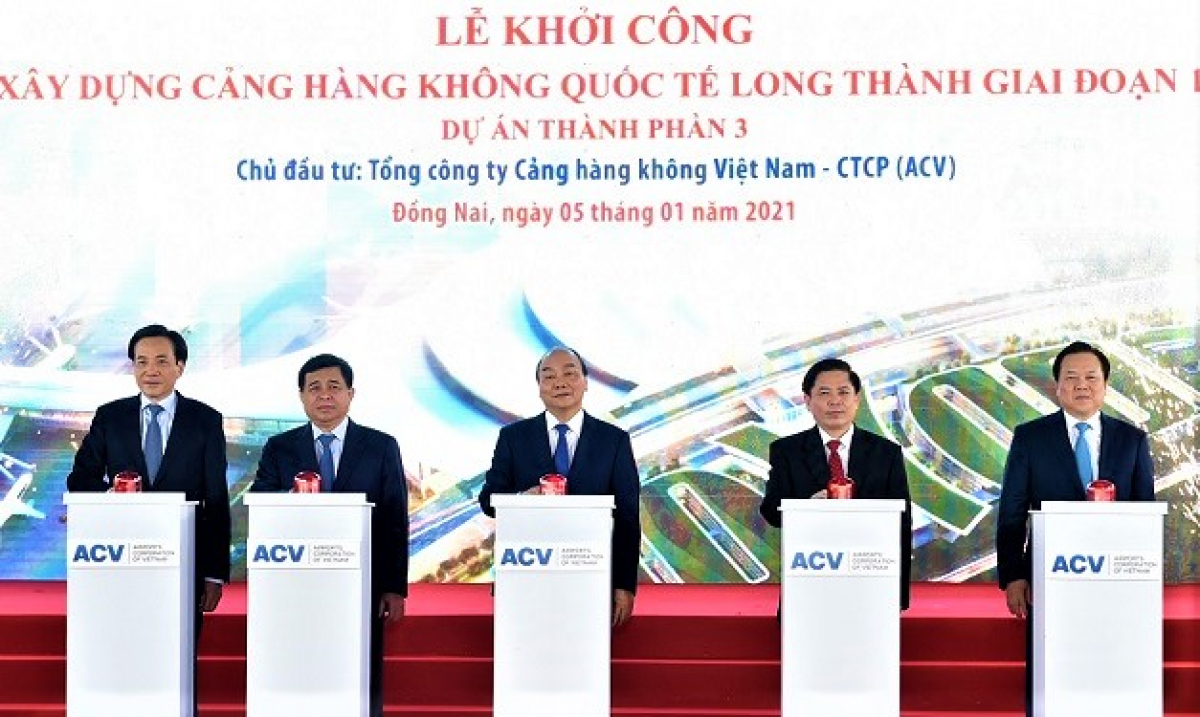 5 người đàn ông đứng trước sân khấu