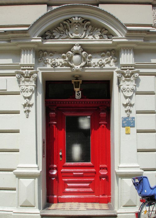 Ngôi nhà xinh với cửa màu đỏ hợp phong thuỷ | ảnh 2