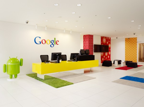 Visitors to the Google office Tokyo are immediately treated to its simple but playful style with green rugs mimicking grass and primary colored wall treatements tie the offic décor directly to the iconic Google logo that is boldy displayed behind the reception desk. A small statue of the Android mascot greets visitors and alerts them to the overall tone of the space.