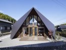                          Ngôi nhà 2 tầng có mái chạm đất tại Nhật Bản                     