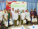                          Việt Hưng Phát trao tặng hàng trăm món quà cho bệnh nhân ung thư                     
