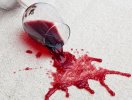                          Mẹo tẩy vết rượu vang đỏ trên thảm trải sàn                     