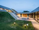                          Tận hưởng cảnh đồng quê Ba Lan bình dị với ngôi nhà mái phủ xanh                     